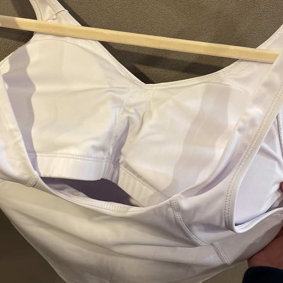 White crop top with built in bra - Picture 4 of 4